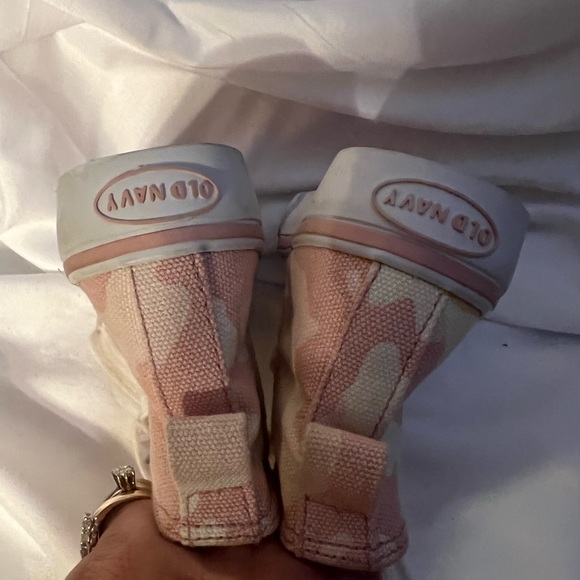 EUC Old Navy tennis shoes. Size 6-12 months. - Picture 6 of 10